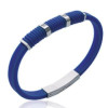 Bracelet silicone bleu et acier avec pierres.