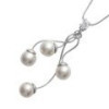 Collier en argent avec perles.
