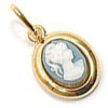 Pendentif plaqué or avec camée bleue.