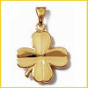 Pendentif plaqué or trèfle à 4 feuilles.
