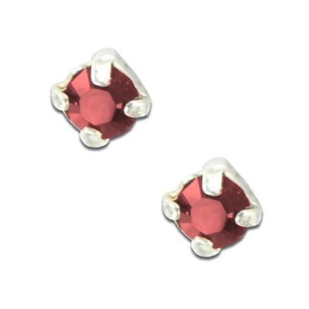 Clous d'oreilles en argent et cristal rouge taille ronde