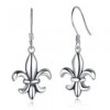 Boucles d'oreilles pendantes fleurs de lys.